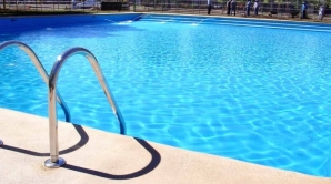 Despite cold weather, SOME Moldovans spend weekend at pools