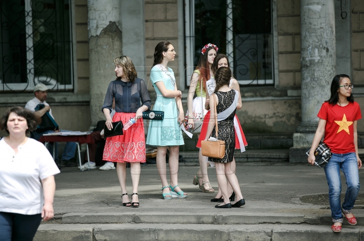 High heels and short skirts. Moldovan graduates say farewell to school (PHOTO REPORT)