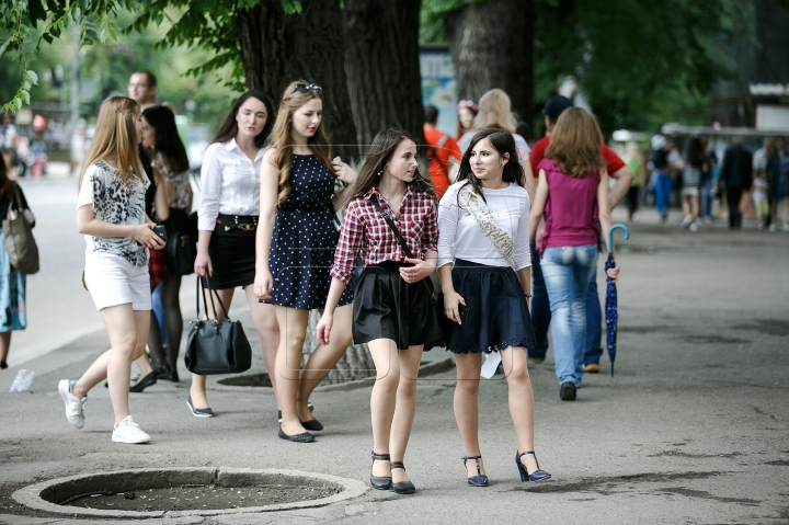 High heels and short skirts. Moldovan graduates say farewell to school (PHOTO REPORT)