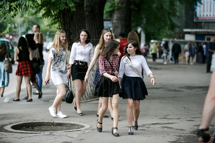 High heels and short skirts. Moldovan graduates say farewell to school (PHOTO REPORT)