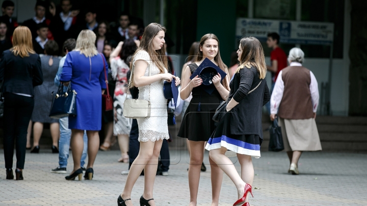 High heels and short skirts. Moldovan graduates say farewell to school (PHOTO REPORT)