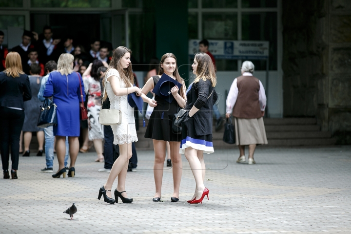 High heels and short skirts. Moldovan graduates say farewell to school (PHOTO REPORT)