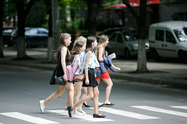 High heels and short skirts. Moldovan graduates say farewell to school (PHOTO REPORT)