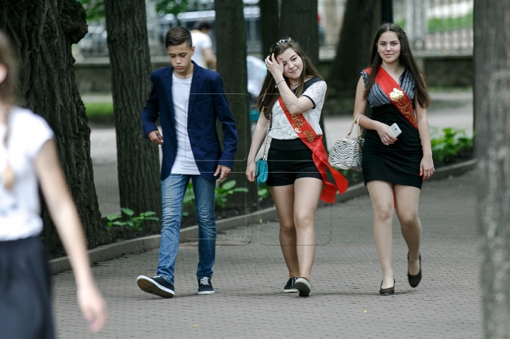 High heels and short skirts. Moldovan graduates say farewell to school (PHOTO REPORT)