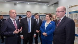 Czech, Moldovan Government heads visit Moldova's passport-making company