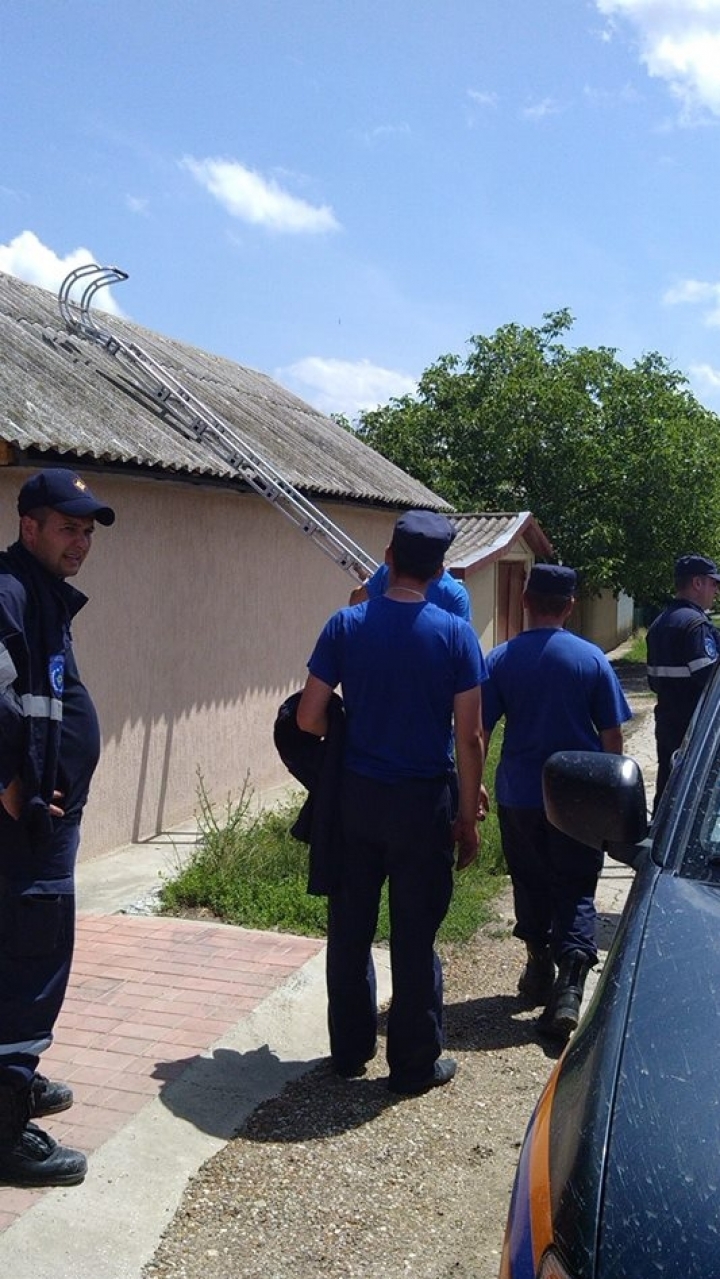 People from Ungheni district receive asbestos tiles to repair smashed roofs (PHOTO)