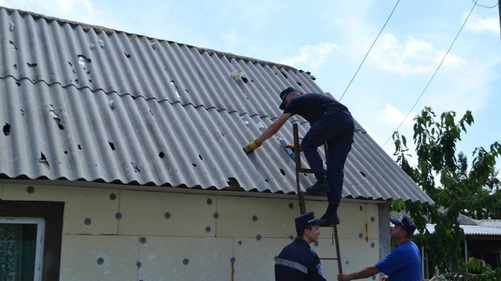 People from Ungheni district receive asbestos tiles to repair smashed roofs (PHOTO)