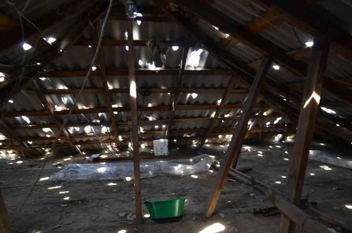 People from Ungheni district receive asbestos tiles to repair smashed roofs (PHOTO)