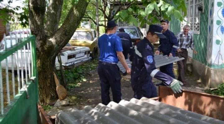 People from Ungheni district receive asbestos tiles to repair smashed roofs (PHOTO)