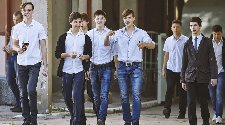 High school termination exams begin. Russian-speakers take on Romanian language and literature