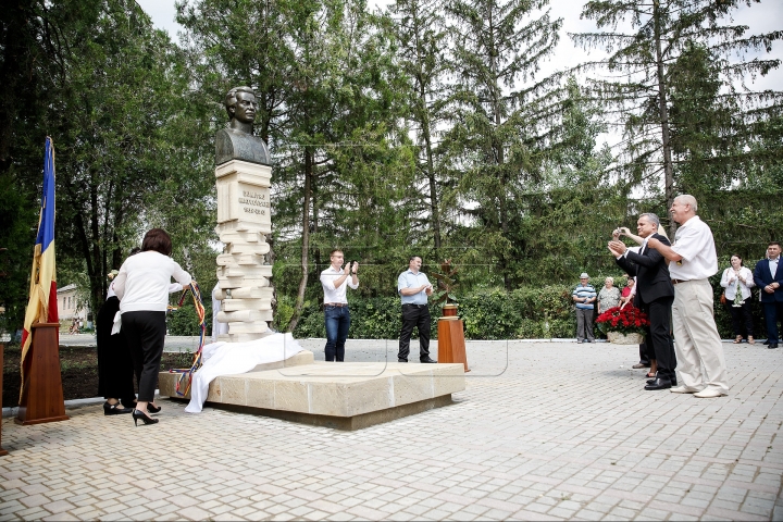 Monument to late Moldovan poet Dumitru Matcovschi UNVEILED in his native village