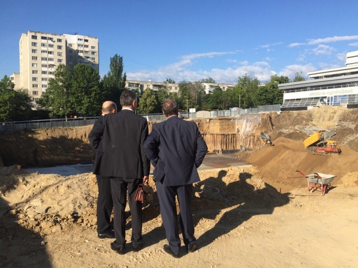 DISASTER in Riscani district! Earth slids under building(VIDEO/PHOTO)