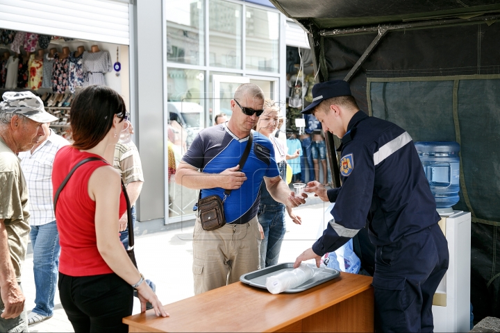 Moldovan authorities set up tents for people to hide from hot weather (PHOTO REPORT)