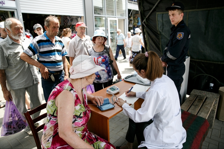 Moldovan authorities set up tents for people to hide from hot weather (PHOTO REPORT)