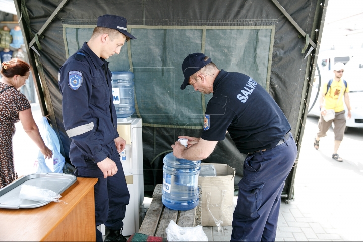 Moldovan authorities set up tents for people to hide from hot weather (PHOTO REPORT)