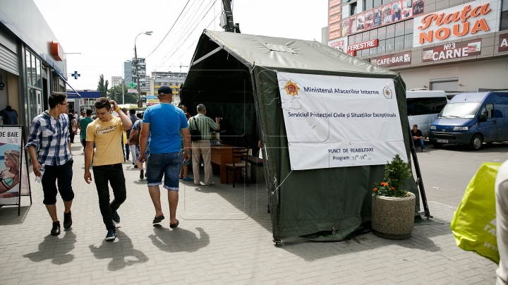 Moldovan authorities set up tents for people to hide from hot weather (PHOTO REPORT)