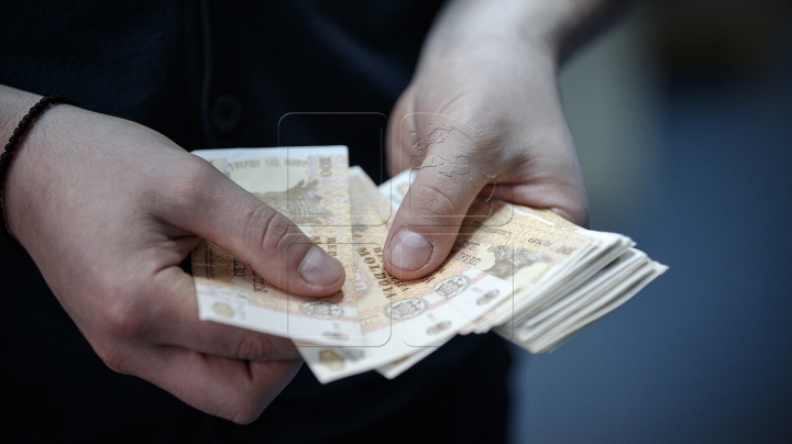 A policeman and his former colleague were detained for bribery