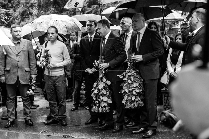 HELICOPTER CRASH. People, authorities lay candles and flowers at Romanian embassy to Chisinau (PHOTO GALLERY)