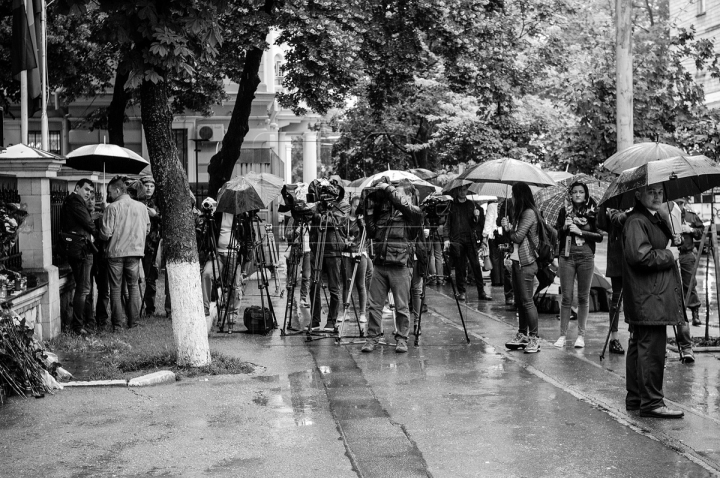 HELICOPTER CRASH. People, authorities lay candles and flowers at Romanian embassy to Chisinau (PHOTO GALLERY)