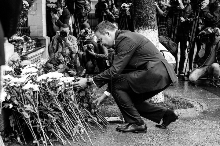 HELICOPTER CRASH. People, authorities lay candles and flowers at Romanian embassy to Chisinau (PHOTO GALLERY)