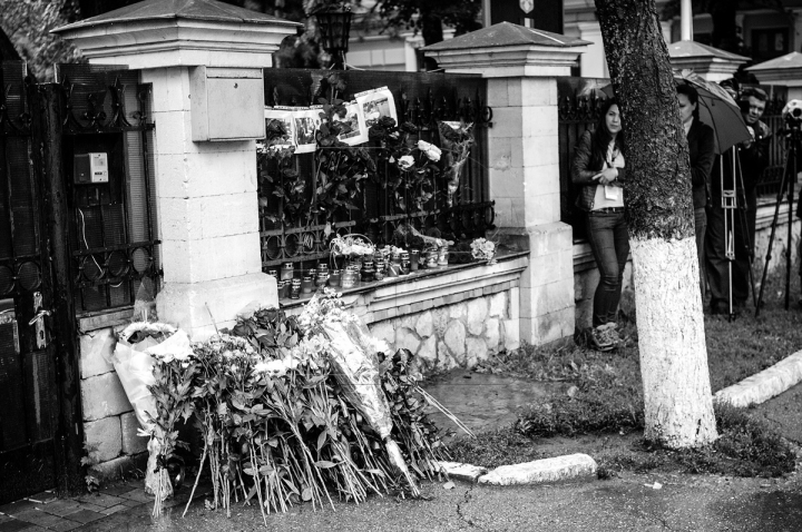 HELICOPTER CRASH. People, authorities lay candles and flowers at Romanian embassy to Chisinau (PHOTO GALLERY)