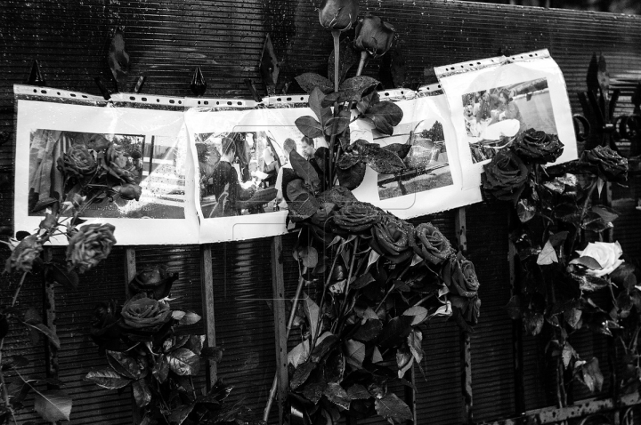 HELICOPTER CRASH. People, authorities lay candles and flowers at Romanian embassy to Chisinau (PHOTO GALLERY)