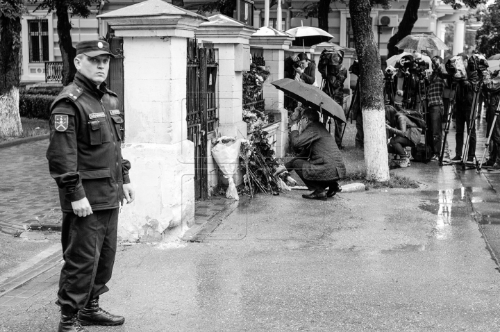 HELICOPTER CRASH. People, authorities lay candles and flowers at Romanian embassy to Chisinau (PHOTO GALLERY)