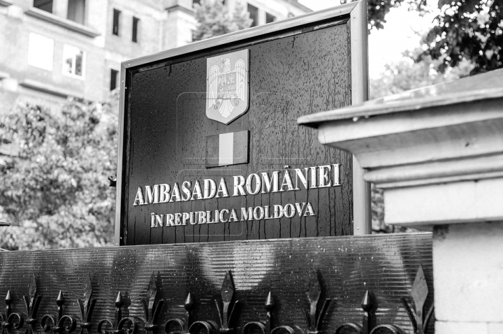 HELICOPTER CRASH. People, authorities lay candles and flowers at Romanian embassy to Chisinau (PHOTO GALLERY)