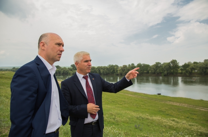 Moldovan prime minister makes sure anti-flood dams will stay firm (PHOTO GALLERY)