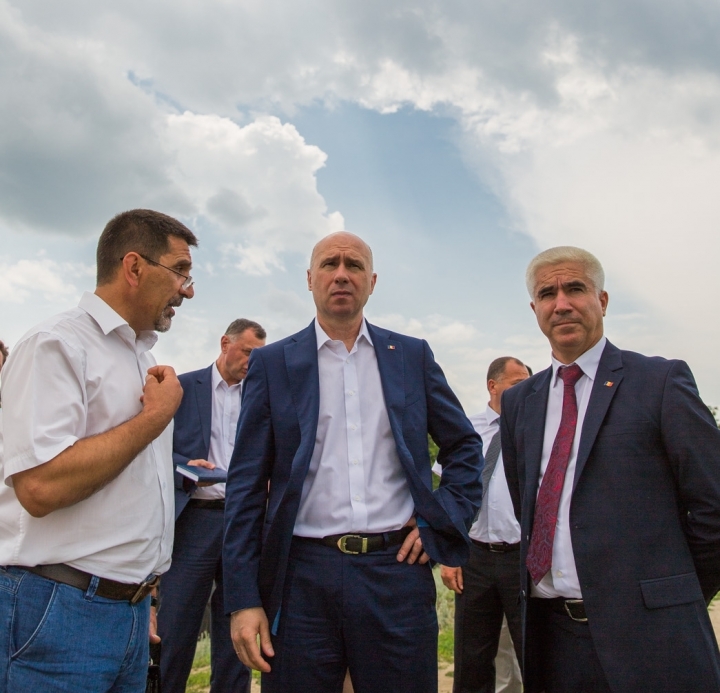 Moldovan prime minister makes sure anti-flood dams will stay firm (PHOTO GALLERY)