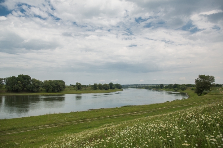 Moldovan prime minister makes sure anti-flood dams will stay firm (PHOTO GALLERY)