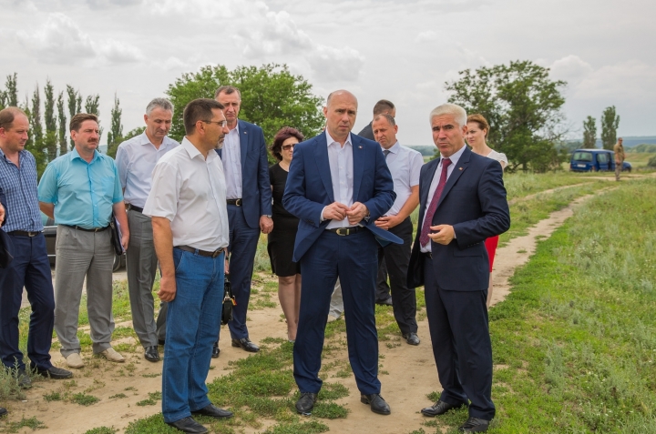 Moldovan prime minister makes sure anti-flood dams will stay firm (PHOTO GALLERY)