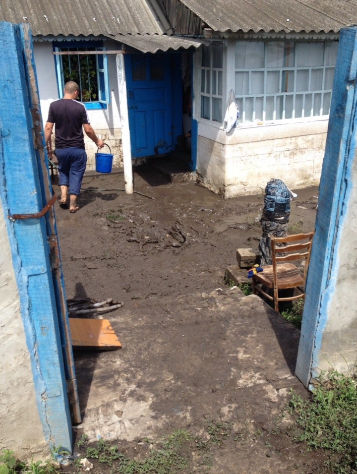 Heavy rain, hail in Moldova. Villages flooded, roofs destroyed