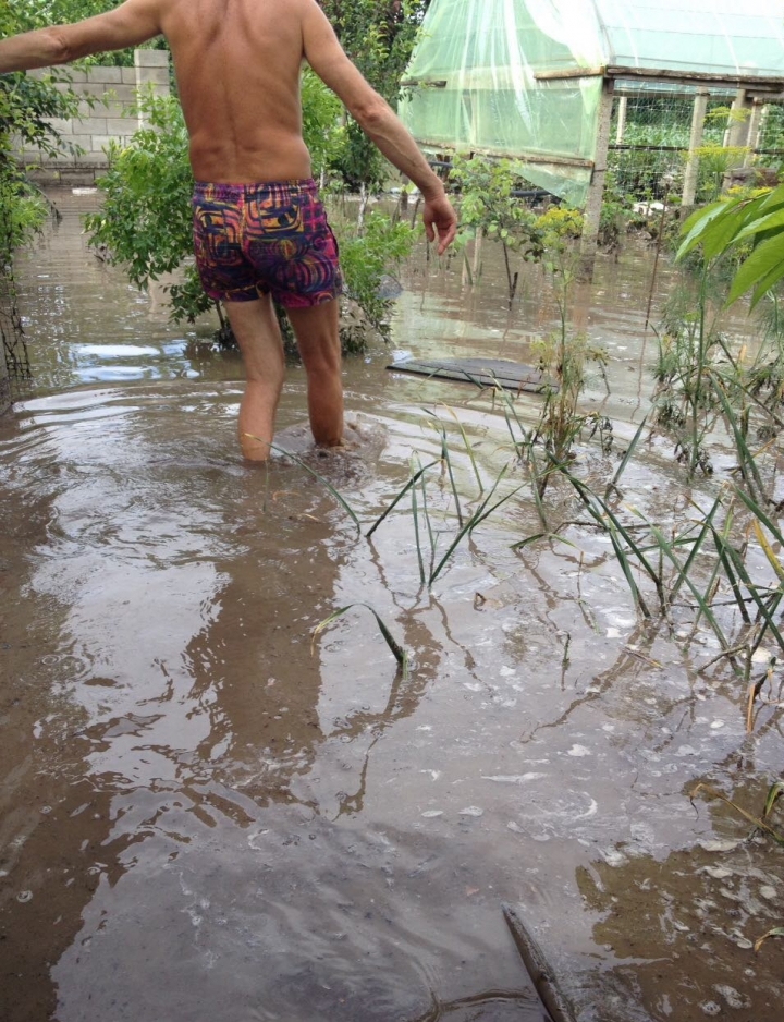 Heavy rain, hail in Moldova. Villages flooded, roofs destroyed