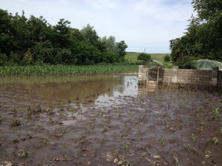 Heavy rain, hail in Moldova. Villages flooded, roofs destroyed