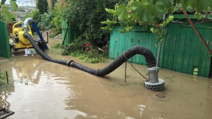 Heavy showers cause pandemonium in two central districts of Moldova