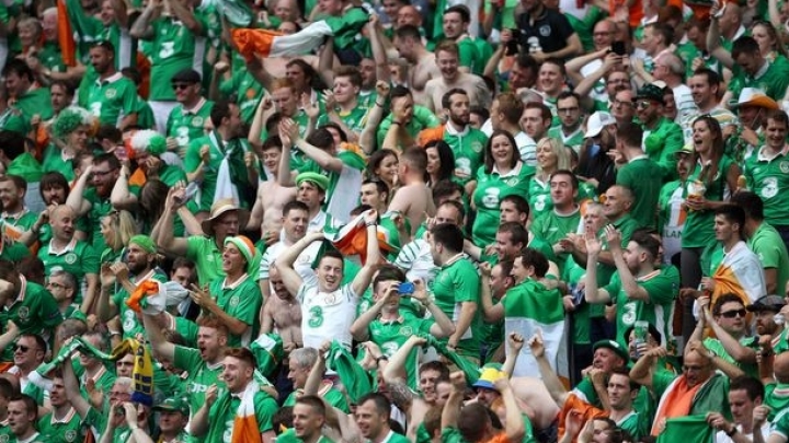 Republic of Ireland football fans turn Frenchman on his balcony into LEGEND (VIDEO)