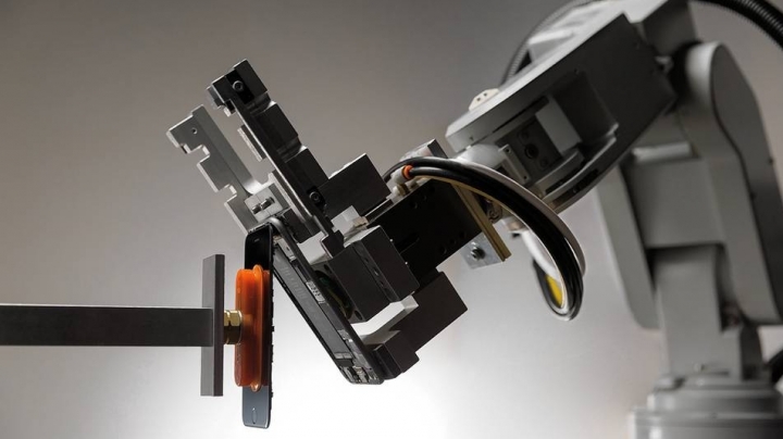 Apple develops a robot to take iPhones apart