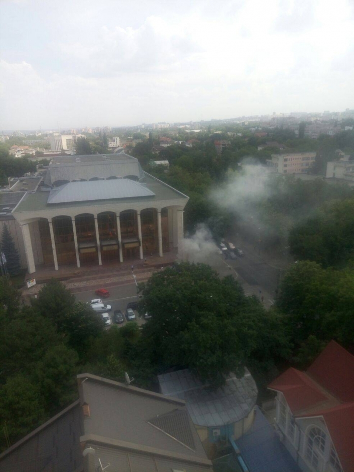 A car crashed into a panel in front of Palace of Republic and got on fire