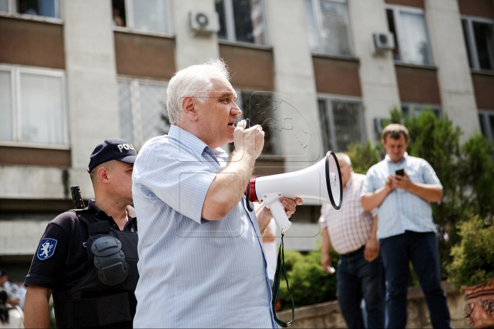 1,000 protest in front of Chisinau court demanding to free Orhei mayor (PHOTO REPORT)