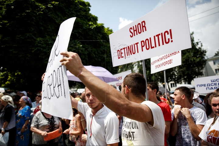 1,000 protest in front of Chisinau court demanding to free Orhei mayor (PHOTO REPORT)