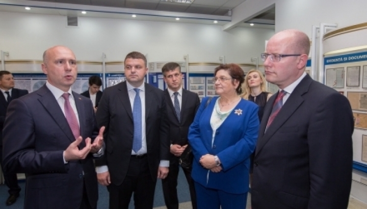 Czech, Moldovan Government heads visit Moldova's passport-making company