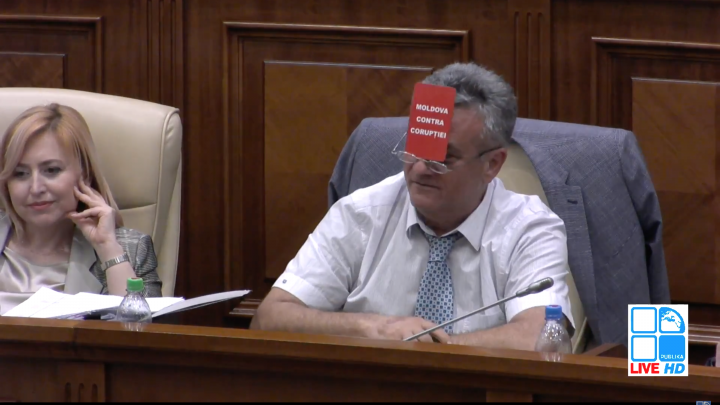 Deputies showed RED CARD to corruption in Moldova. Integrity draft, voted in Parliament (PHOTO)