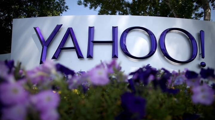 Yahoo hires investment bank to sell about 3,000 patents