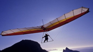Smugglers use hang glider to carry cigarettes from Moldova to Romania