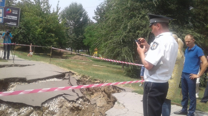 HUGE SINKHOLE forms in Chisinau (PHOTO)