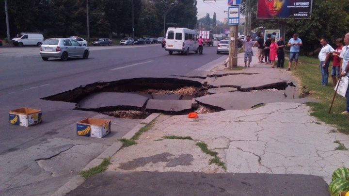 HUGE SINKHOLE forms in Chisinau (PHOTO)