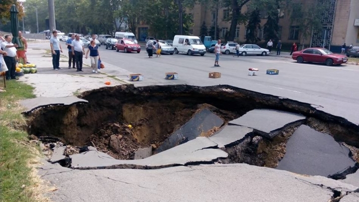 HUGE SINKHOLE forms in Chisinau (PHOTO)