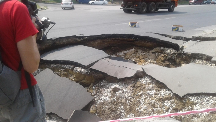 HUGE SINKHOLE forms in Chisinau (PHOTO)