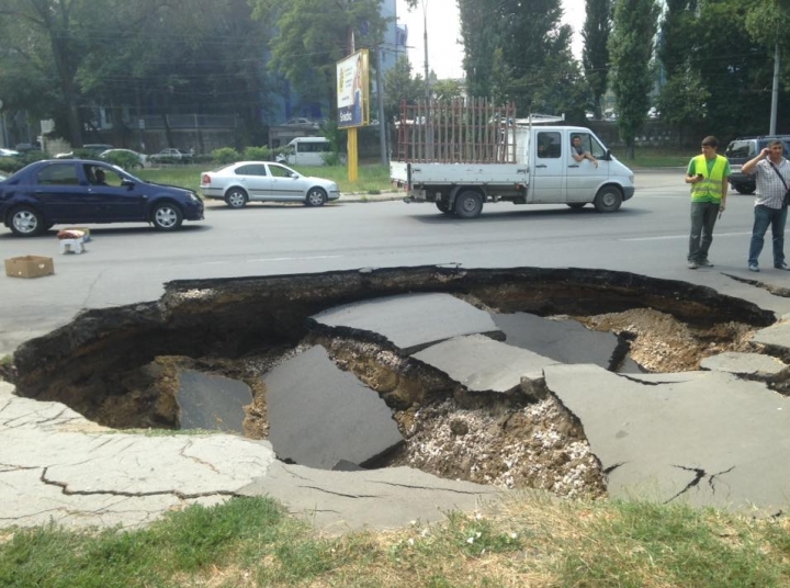 HUGE SINKHOLE forms in Chisinau (PHOTO)